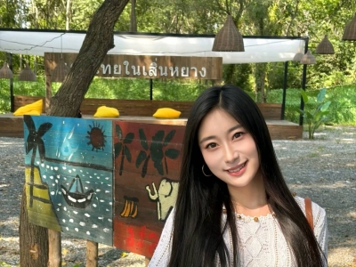 ​‌‍​热坏一个小美女对大家都没好处阳光、微风、绿树、有着柔光