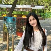 ​‌‍​热坏一个小美女对大家都没好处阳光、微风、绿树、有着柔光