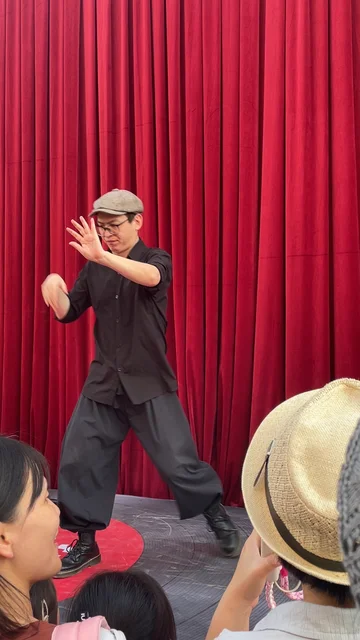 大同偶遇默剧大咖-张霜剑，好强的肢体控制力呀，真正演绎了什么叫举重若轻，果然高手在民间#张霜剑[话题]# #山西大同[话题]# #张霜剑默剧好逼真[话题]# #代王府大明百戏园[话题]##大同古城[话题]#